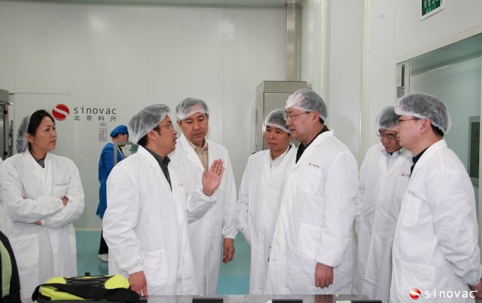 与会领导和专家调研并参观北京科兴疫苗生产线