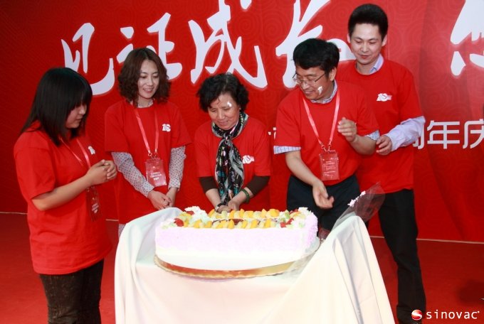 总经理尹卫东与员工代表一起切蛋糕，共庆公司10周岁生日